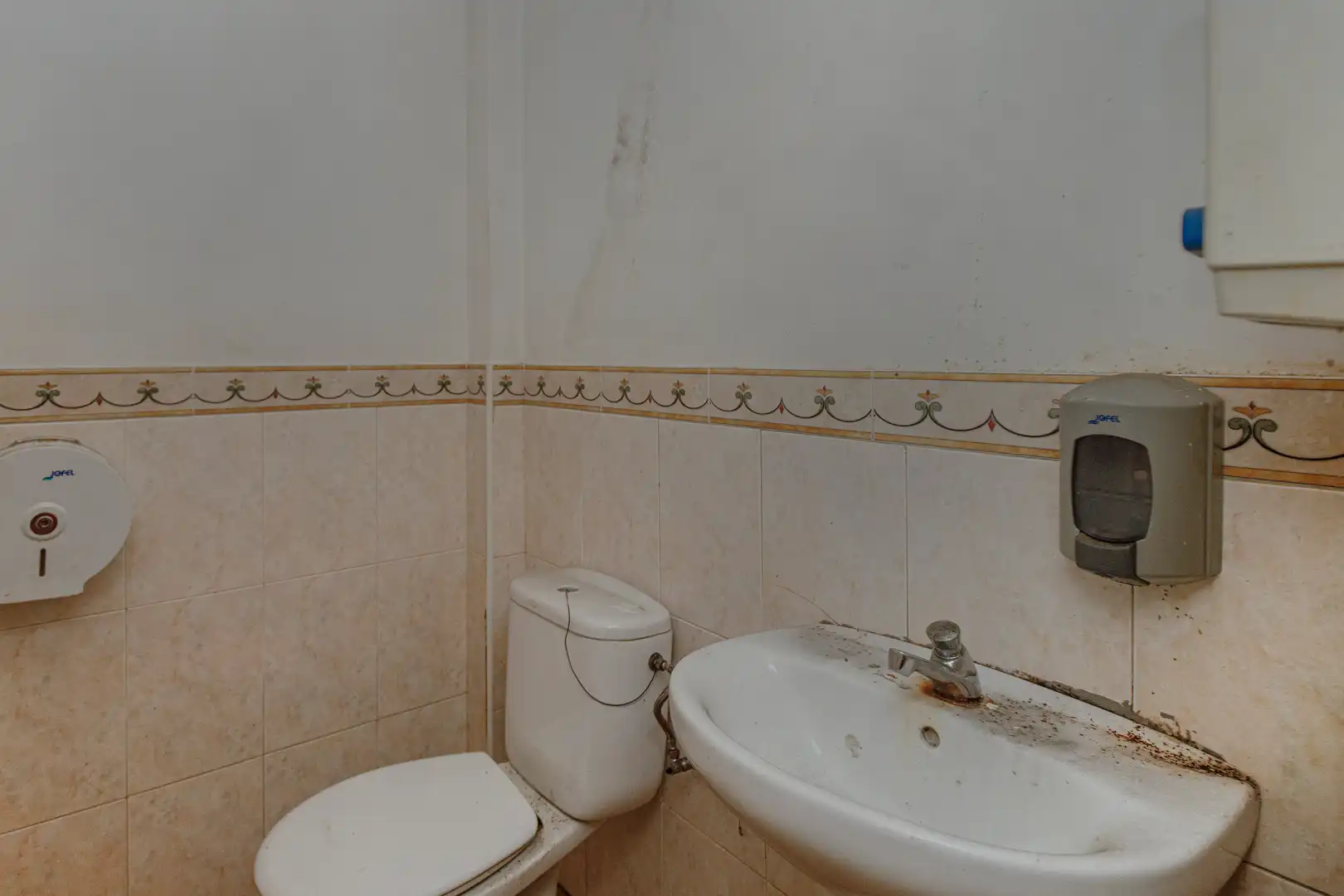 Baño de Local en venta en Girona