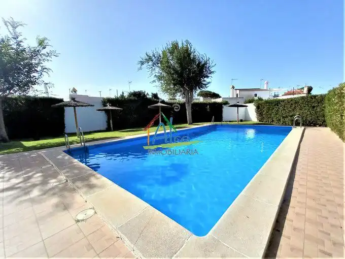 Piscina de Casa adosada en venta en Almonte con Aire acondicionado, Calefacción y Jardín privado