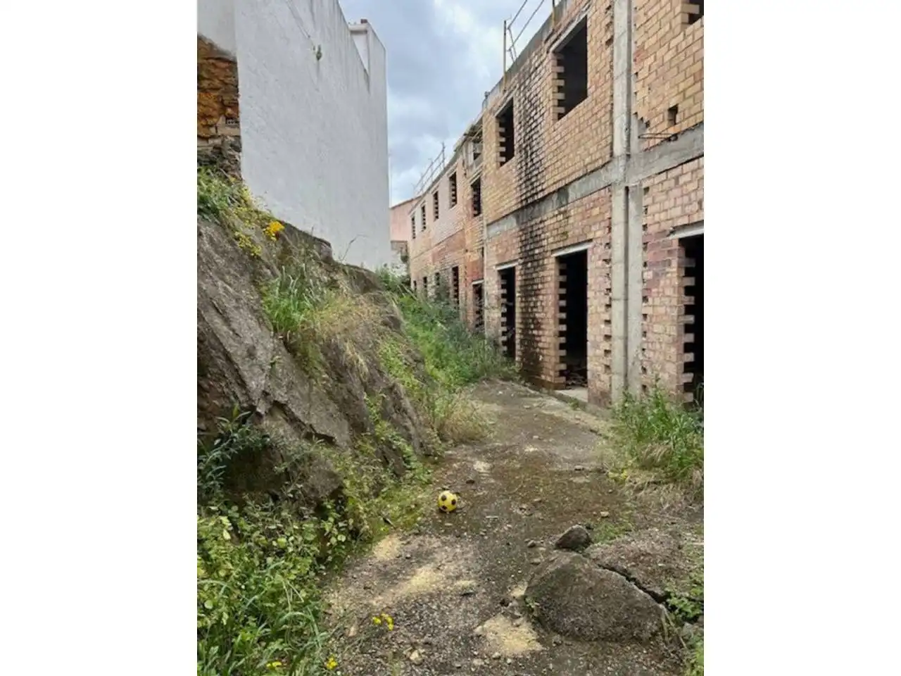Vista exterior de Edifici en venda en Aznalcóllar