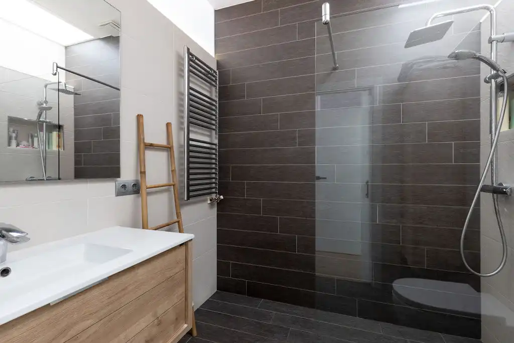 Badezimmer von Haus oder Chalet zum Verkauf in Badalona mit Klimaanlage, Heizung und Parkett