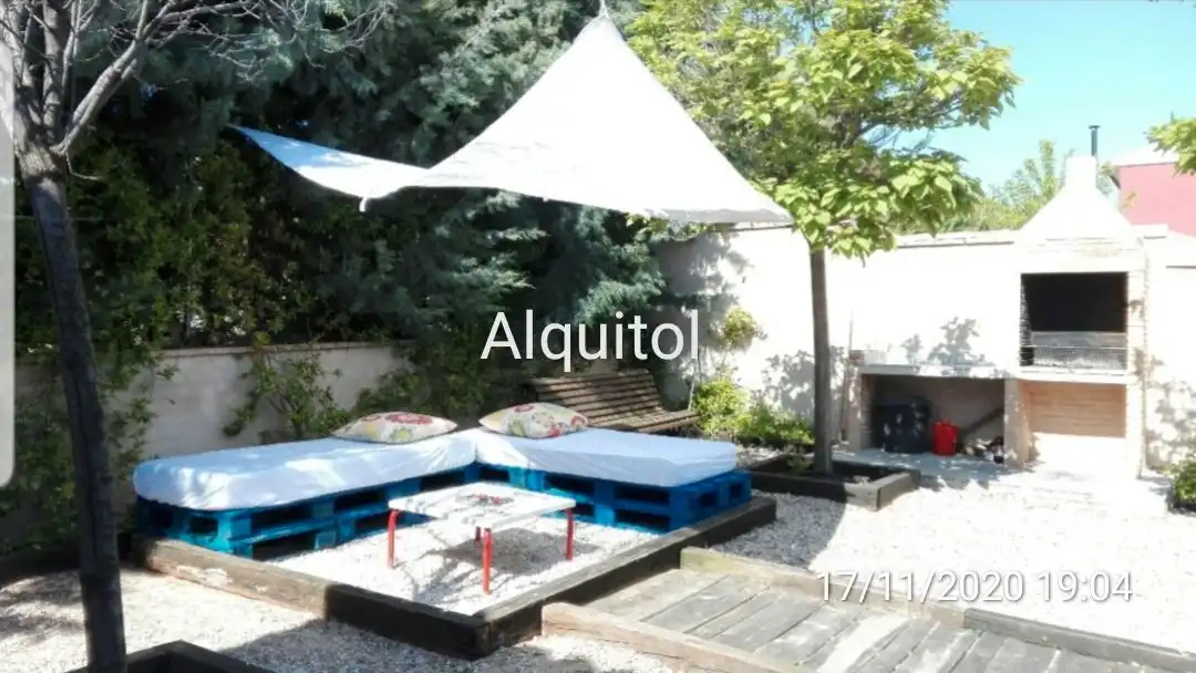 Casa adosada de alquiler en Cobisa con Calefacción, Jardín privado y Parquet