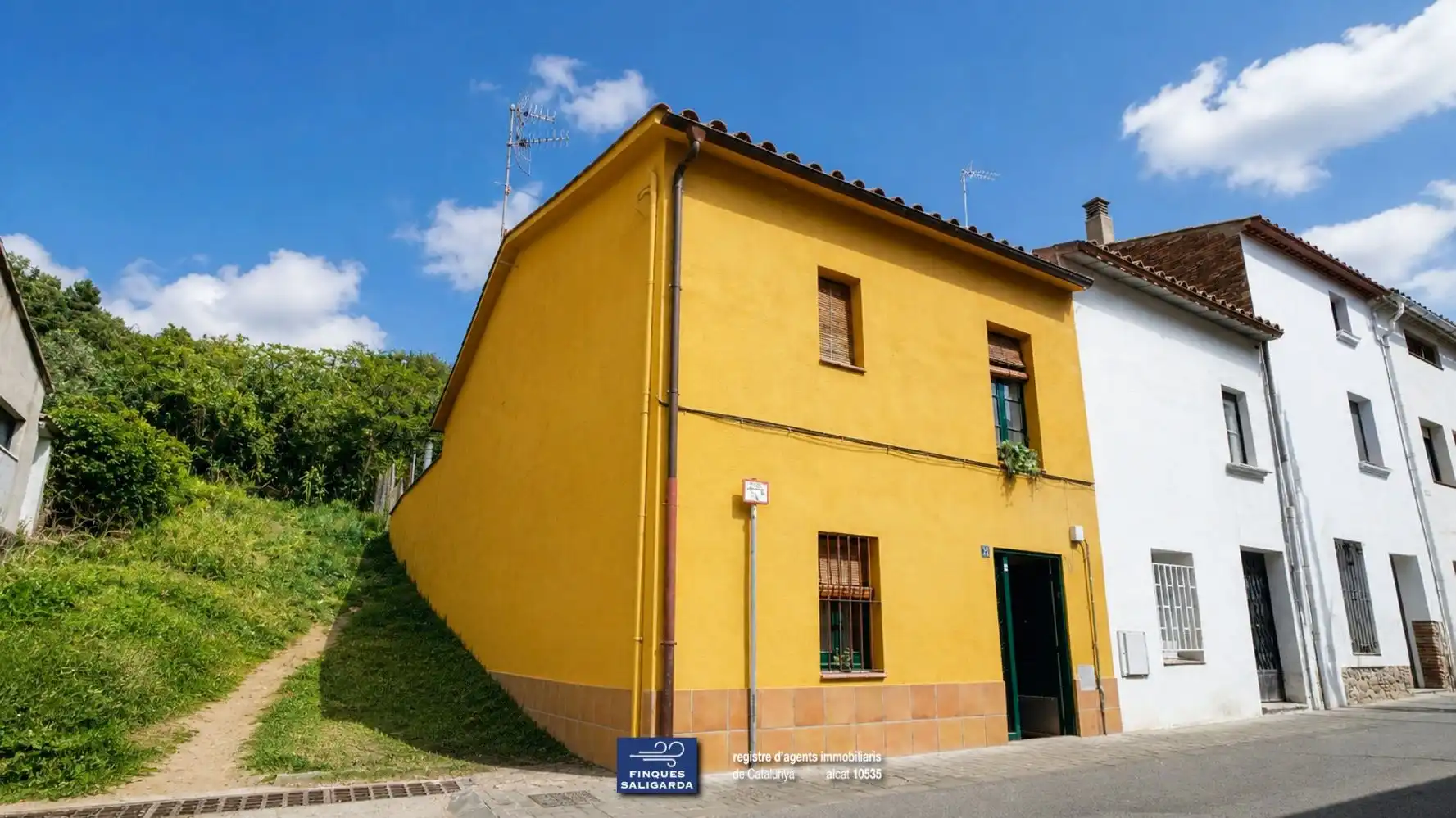 Vista exterior de Casa adosada en venda en La Garriga amb Calefacció i Traster