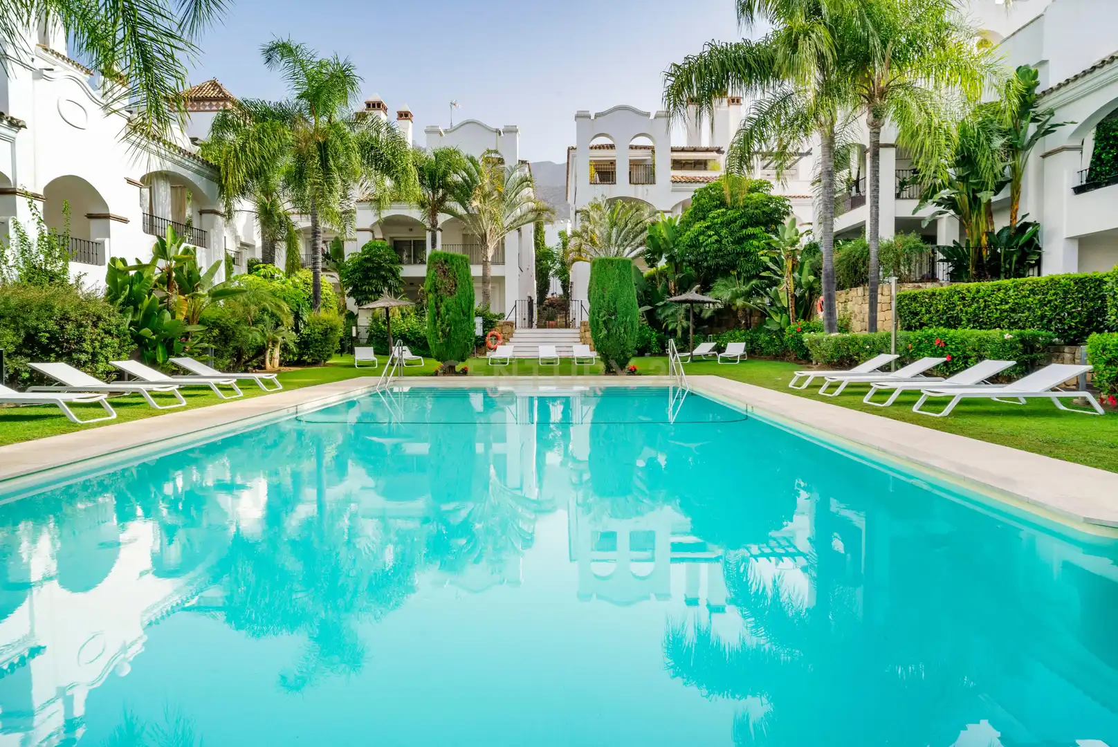 Außenansicht von Wohnungen zum Verkauf in Marbella mit Klimaanlage, Privatgarten und Ofen