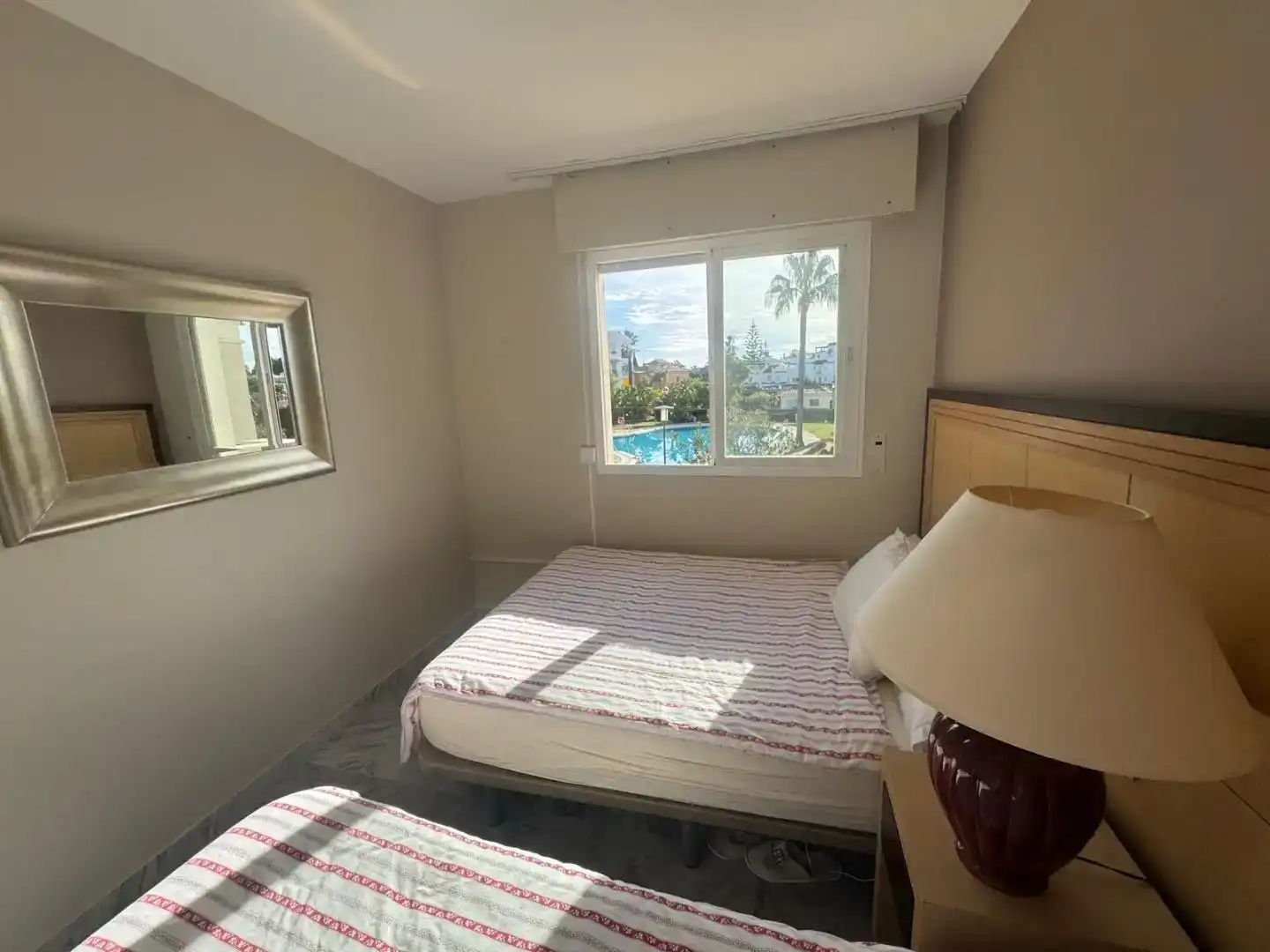 Schlafzimmer von Wohnungen zur Miete in Marbella mit Klimaanlage, Terrasse und Schwimmbad