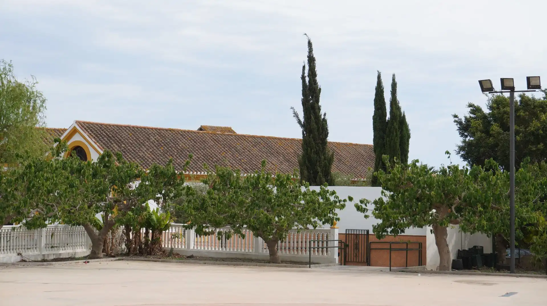 Außenansicht von Fabrikhallen zum Verkauf in Motril