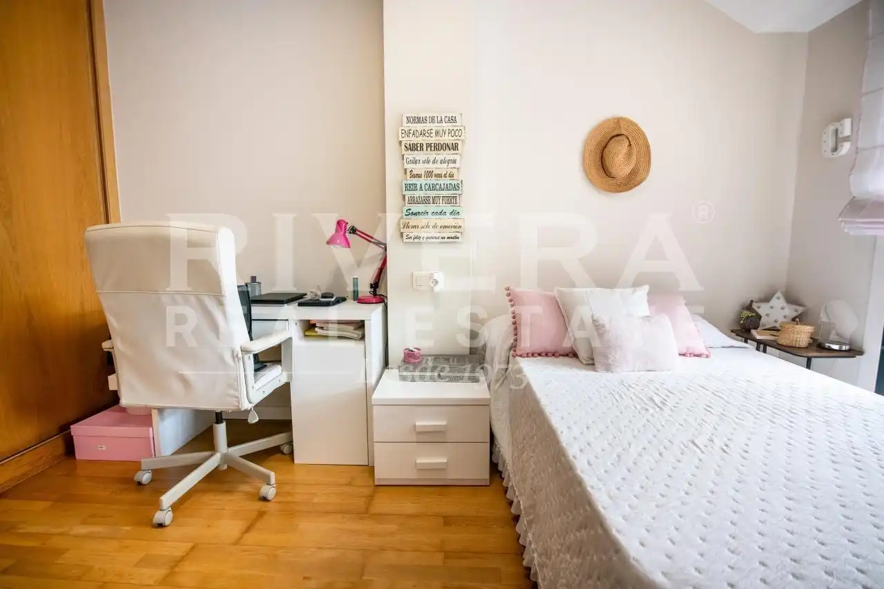 Habitación de Ático en venta en Sanxenxo con Calefacción, Parquet y Terraza