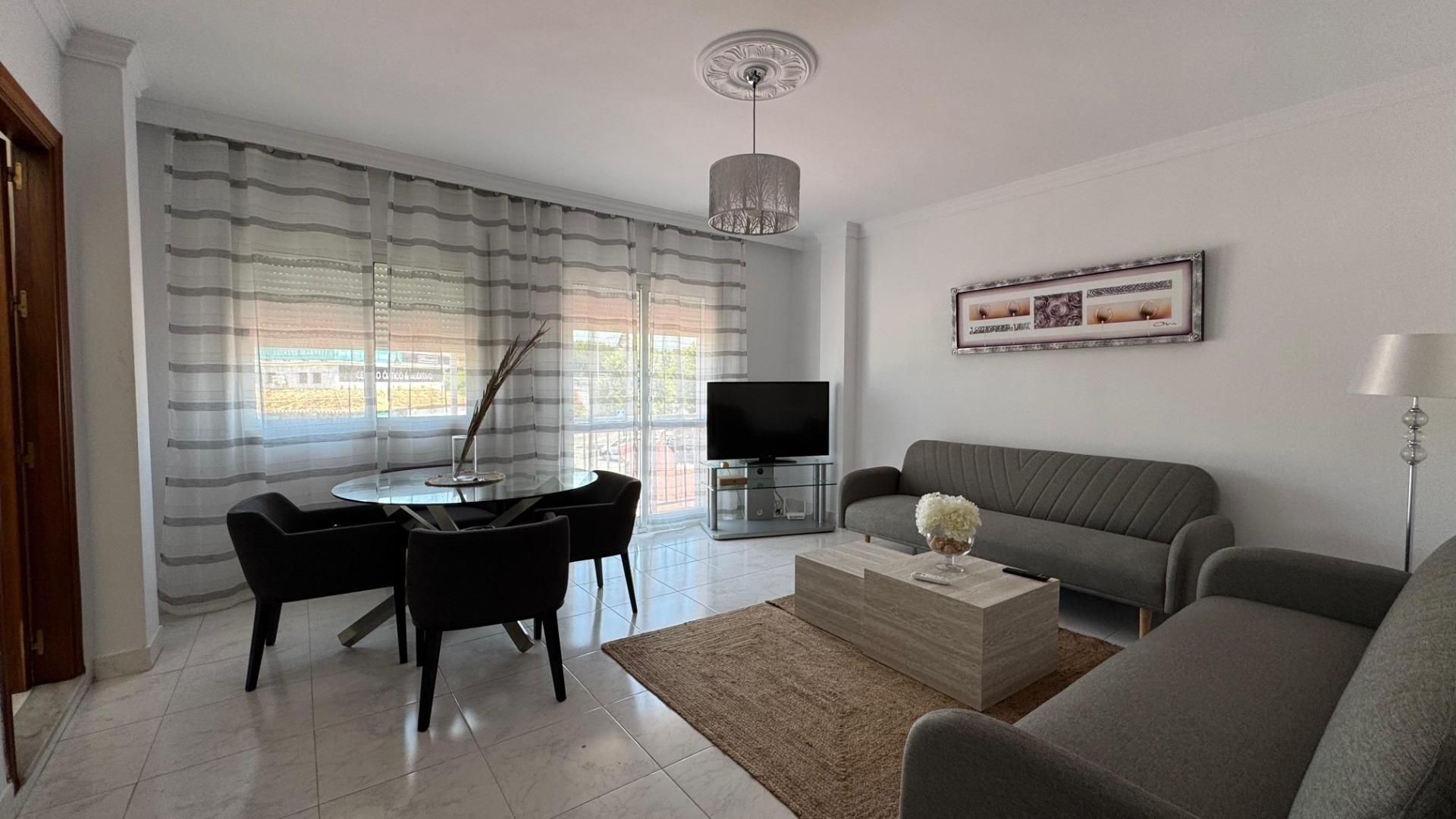 Sala d'estar de Apartament de lloguer en Mijas amb Aire condicionat, Terrassa i Balcó