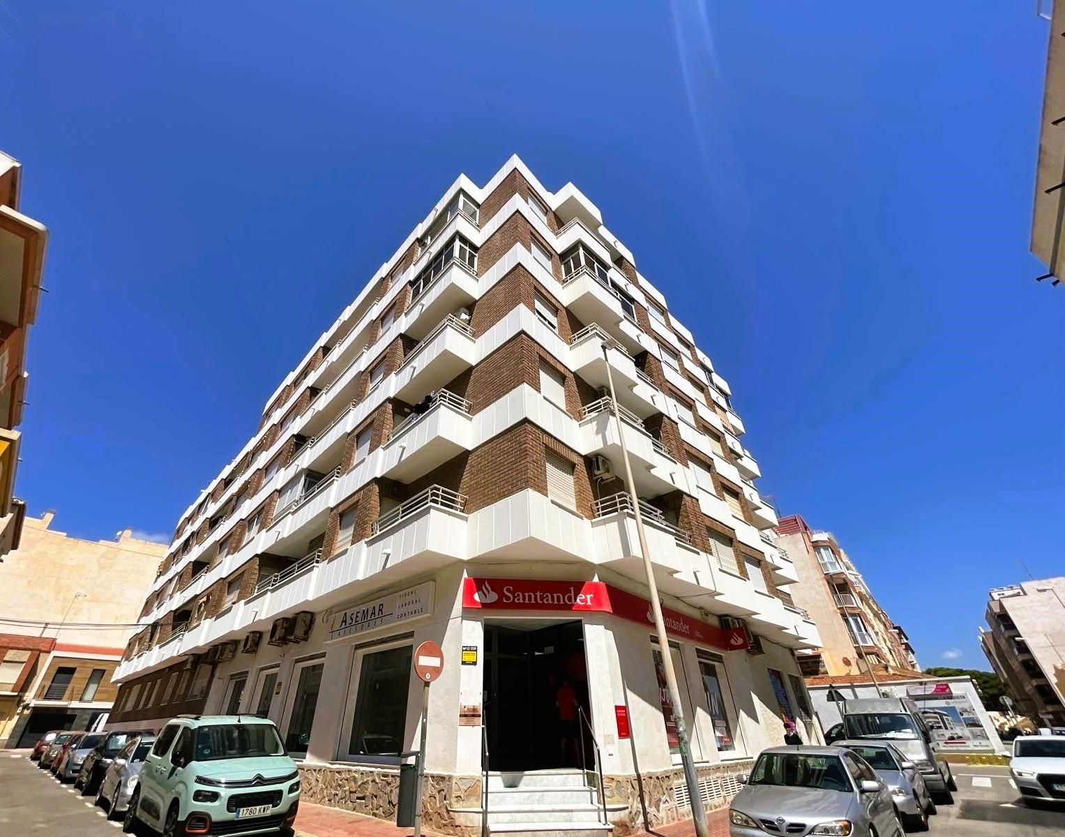 Vista exterior de Àtic en venda en Guardamar del Segura amb Aire condicionat, Terrassa i Alarma