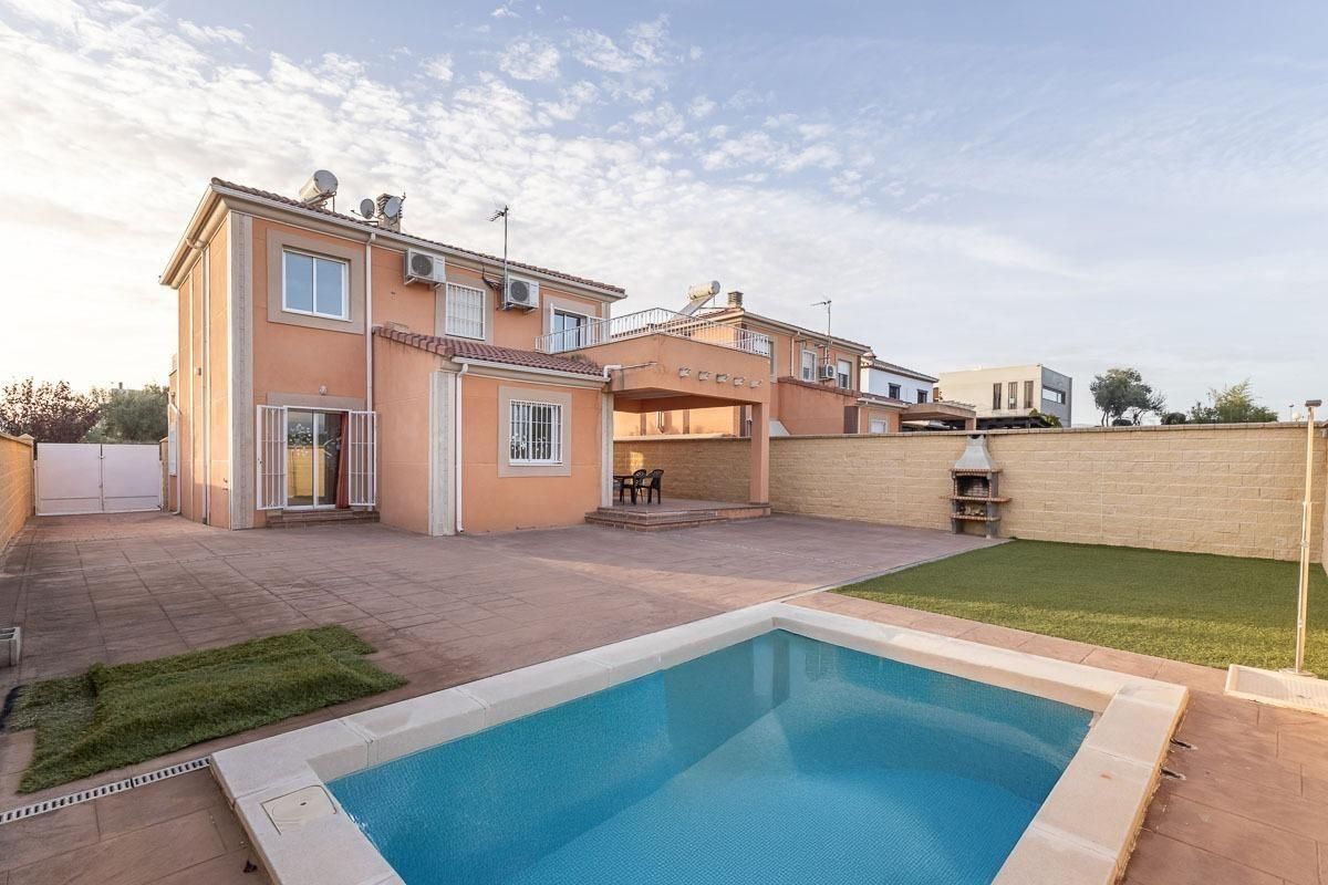 Swimming pool of House or chalet for sale in Atarfe  with Air Conditioner, Heating and Private garden