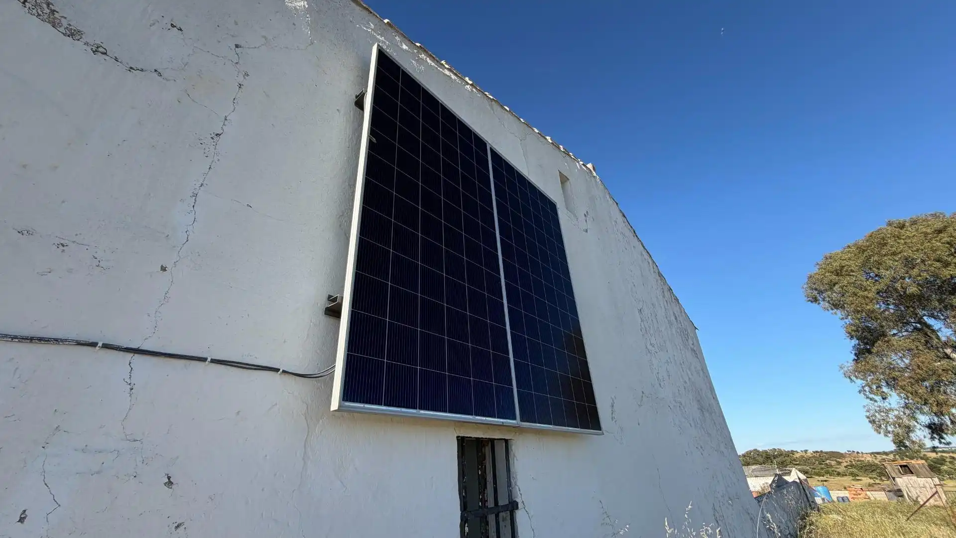 Vista exterior de Finca rústica en venda en Puebla de Guzmán amb Jardí privat i Moblat