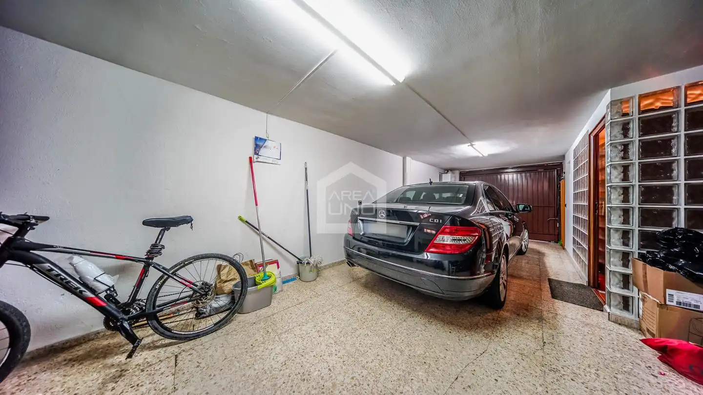Aparcament de Casa adosada en venda en Alcorcón amb Aire condicionat, Calefacció i Parquet