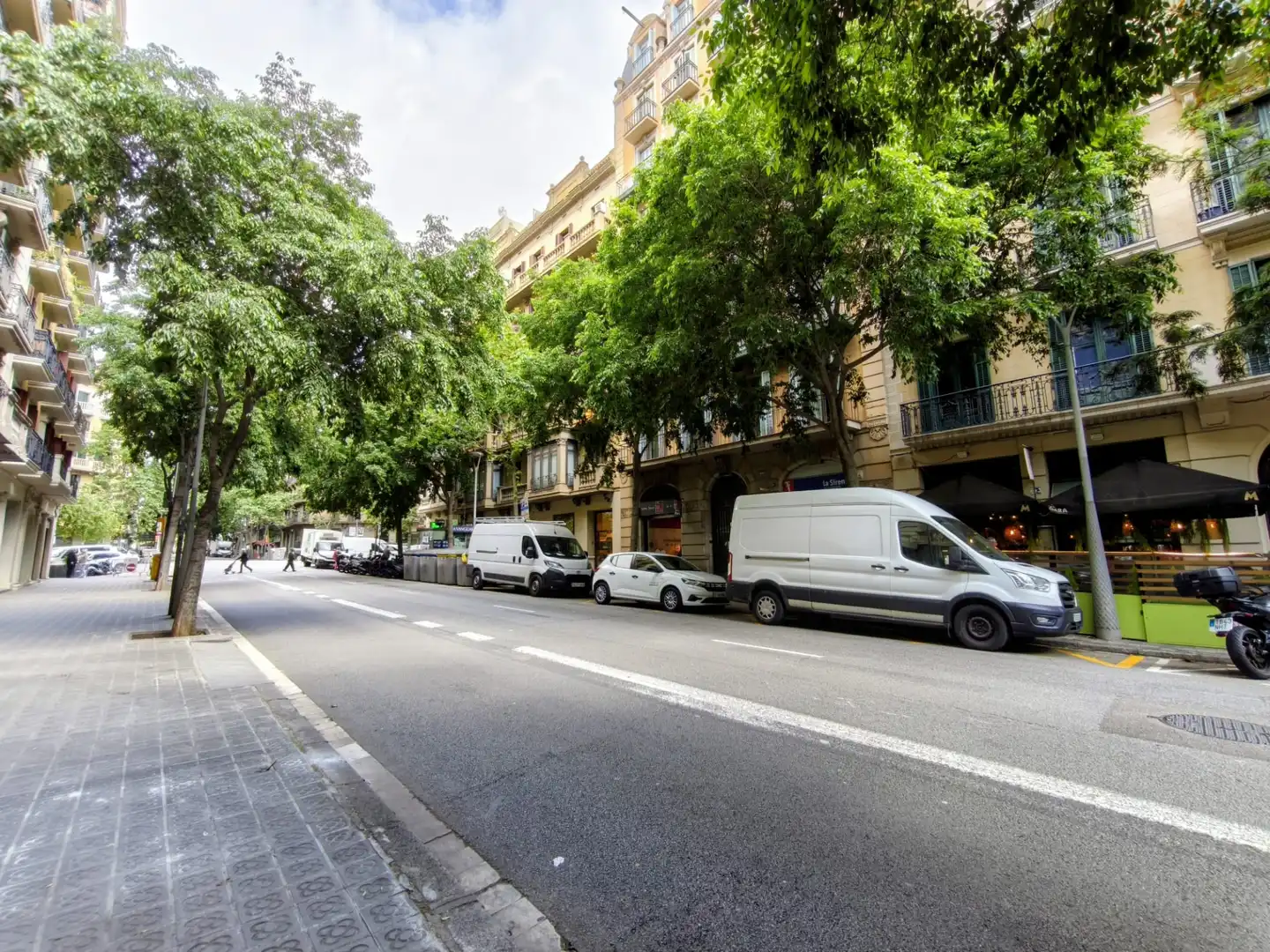Außenansicht von Wohnung zur Miete in Barcelona mit Klimaanlage, Ofen und Mikrowelle