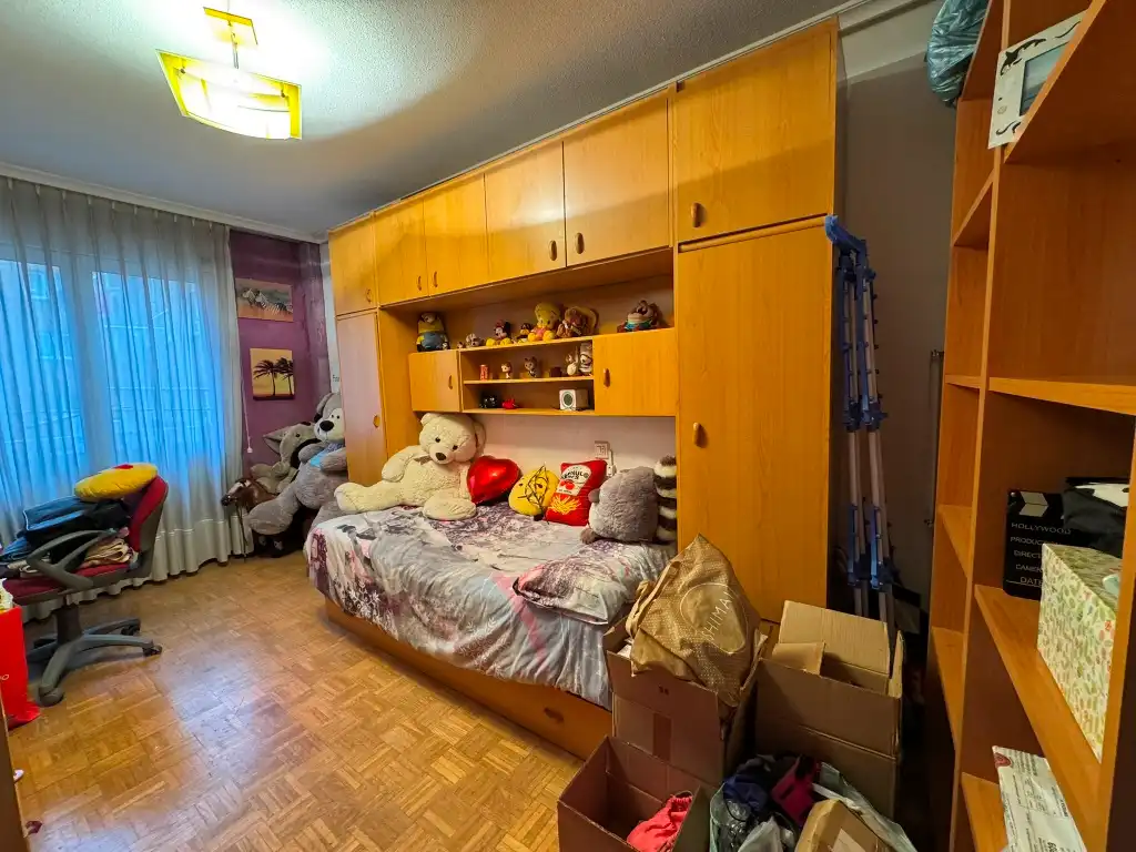 Dormitori de Pis en venda en Gijón  amb Calefacció, Parquet i Traster