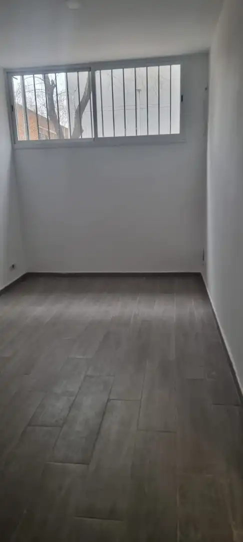Dormitori de Local en venda en Barcelona amb Parquet, Moblat i Alarma