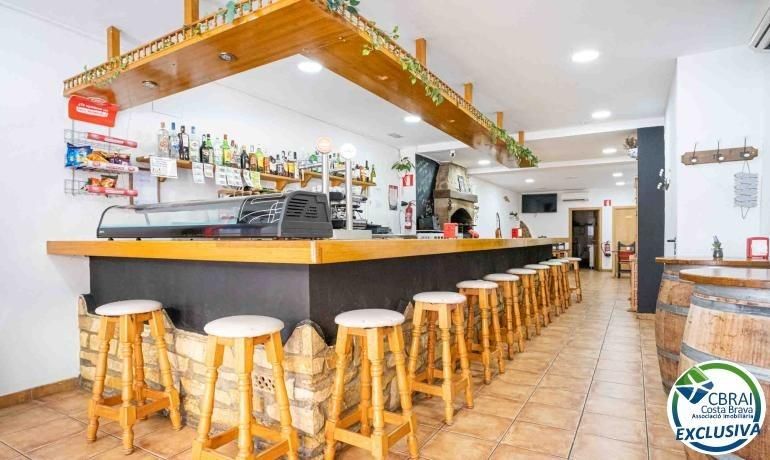Premises for sale in Roses  with Air Conditioner