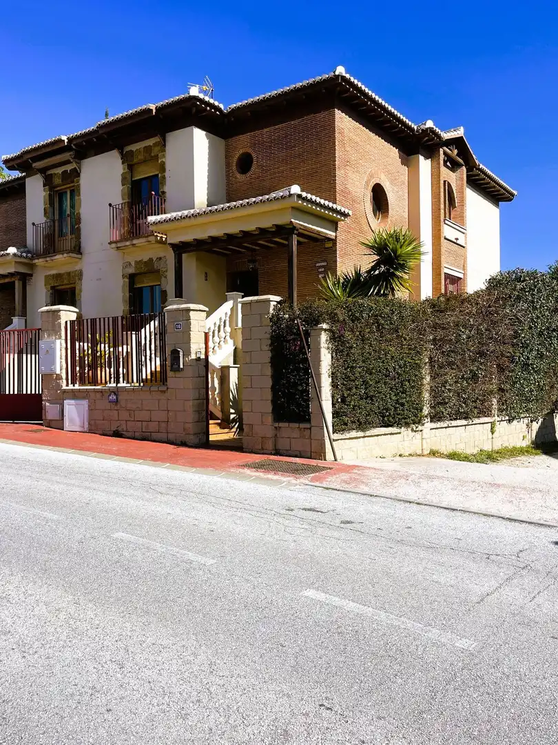 Außenansicht von Einfamilien-Reihenhaus zum Verkauf in Mijas mit Klimaanlage, Heizung und Privatgarten