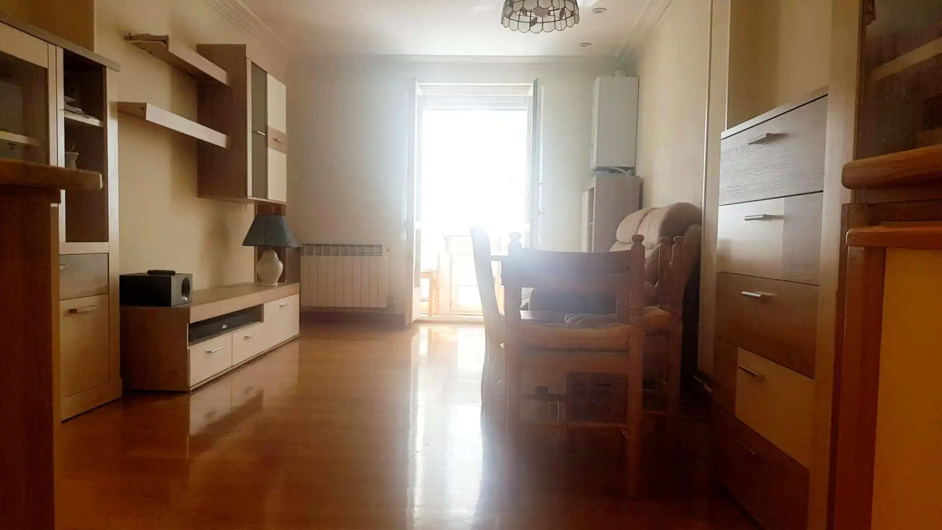 Sala d'estar de Apartament en venda en Vitoria - Gasteiz amb Calefacció, Parquet i Moblat