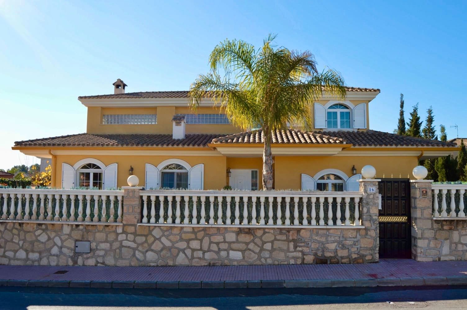 Vista exterior de Casa o xalet en venda en San Vicente del Raspeig / Sant Vicent del Raspeig amb Aire condicionat, Calefacció i Jardí privat
