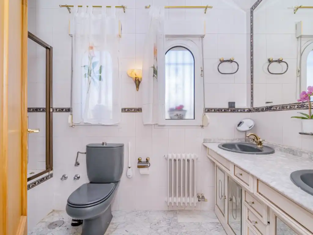 Baño de Casa o chalet en venta en Monachil con Jardín privado, Terraza y Piscina