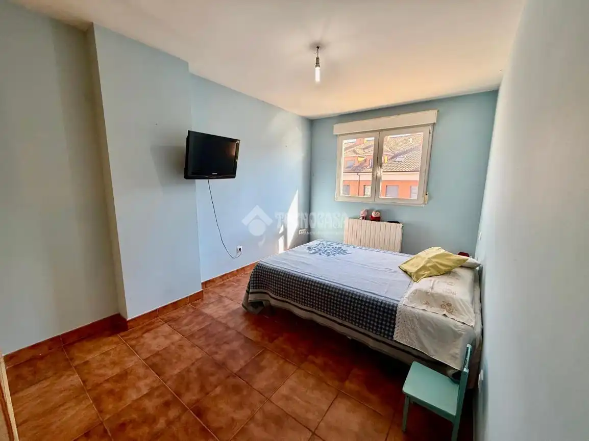 Habitación de Casa adosada en venta en Fuensaldaña con Aire acondicionado y Alarma