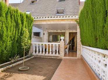 Casa aparellada amb piscina en venda a Heliópolis