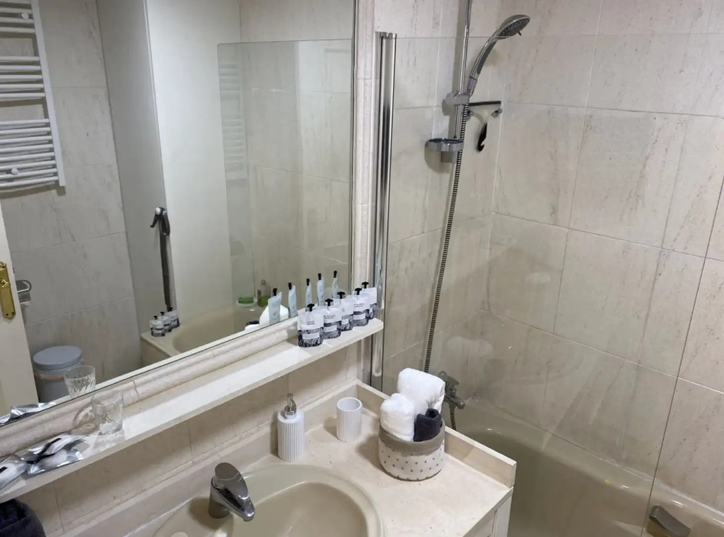 Baño de Piso de alquiler en Estepona con Aire acondicionado, Terraza y Amueblado