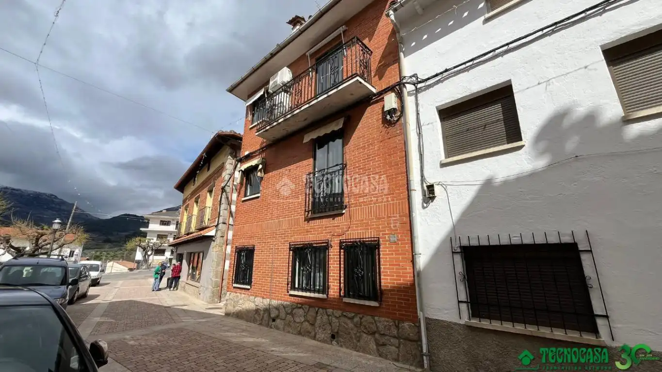 Außenansicht von Einfamilien-Reihenhaus zum Verkauf in San Esteban del Valle mit Klimaanlage und Heizung
