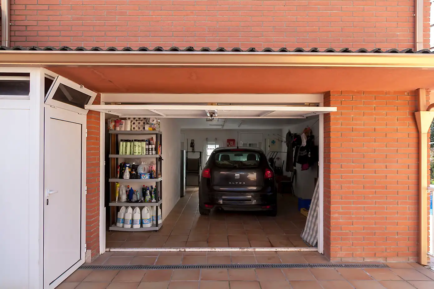 Aparcament de Casa o xalet en venda en La Roca del Vallès amb Calefacció, Jardí privat i Terrassa