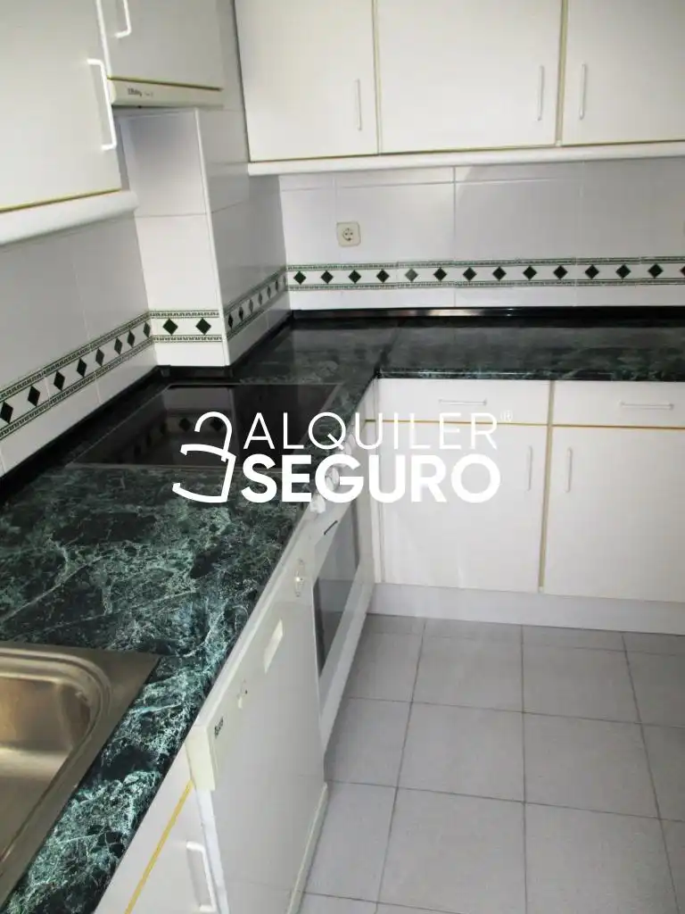 Cuina de Pis de lloguer en San Fernando de Henares amb Aire condicionat, Calefacció i Moblat