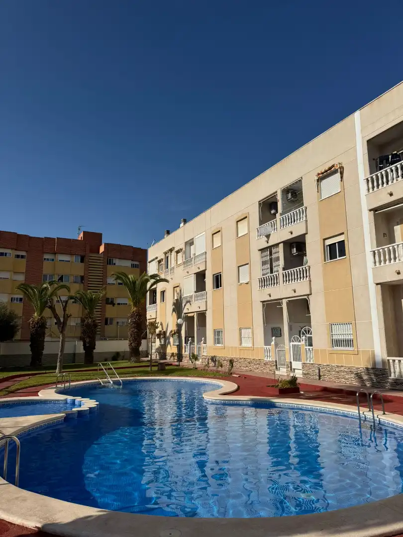 Außenansicht von Wohnung zum Verkauf in Torrevieja mit Balkon und Gemeinschaftspool