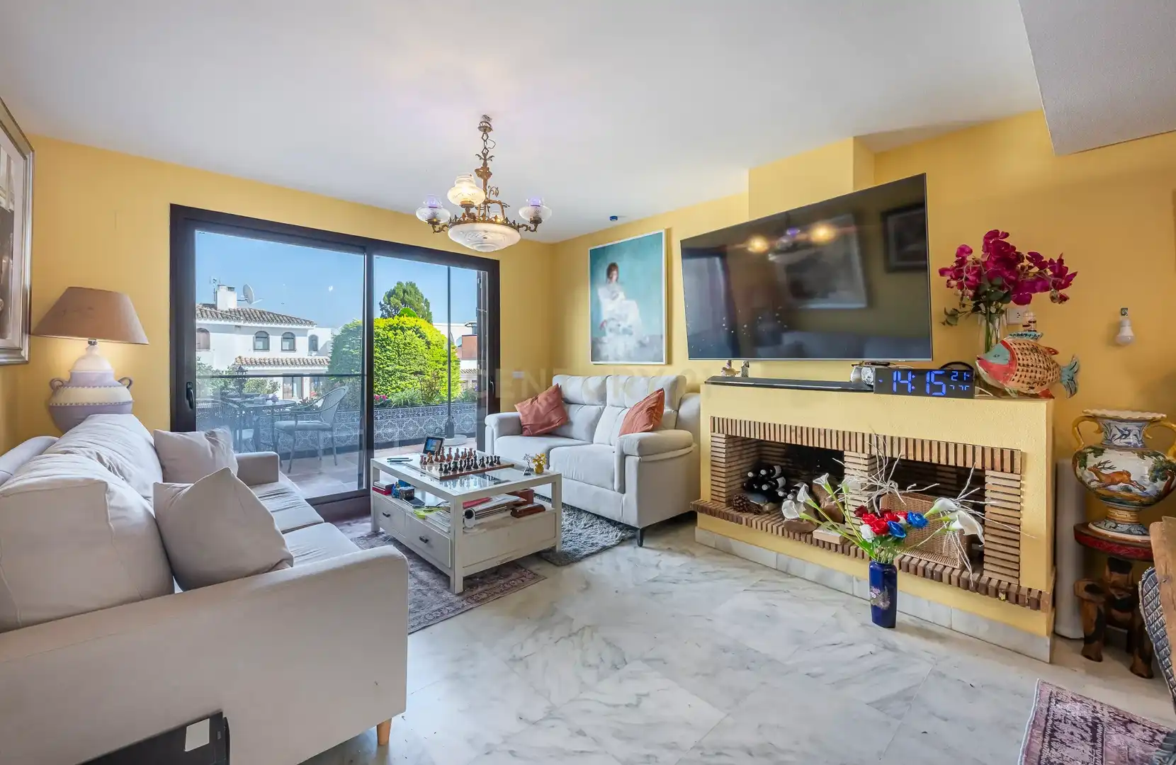 Sala de estar de Casa adosada en venta en Estepona con Jardín privado y Piscina comunitaria