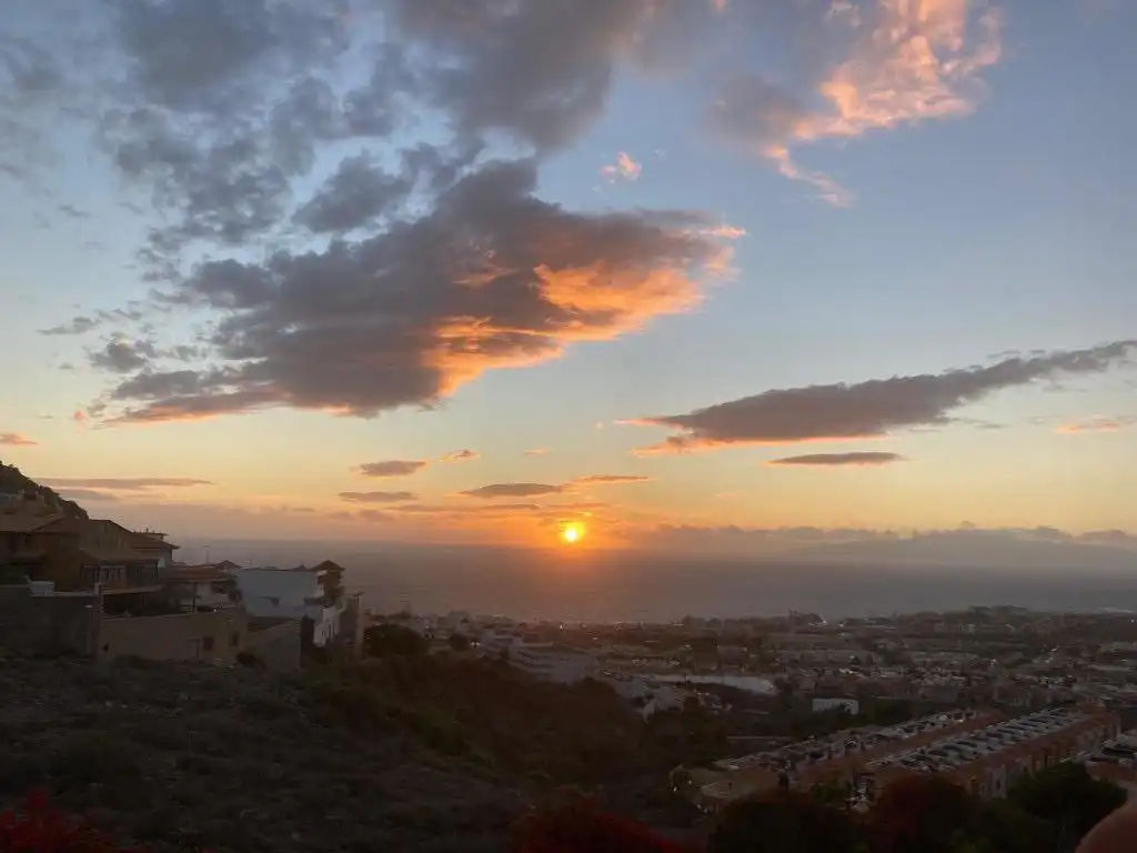 Vista exterior de Apartamento en venta en Adeje con Terraza, Amueblado y Piscina comunitaria