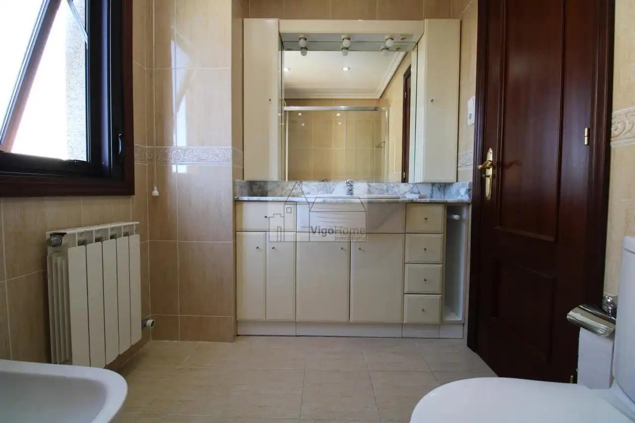 Bathroom of Flat for rent in Vigo   with Heating, Storage room and Furnished