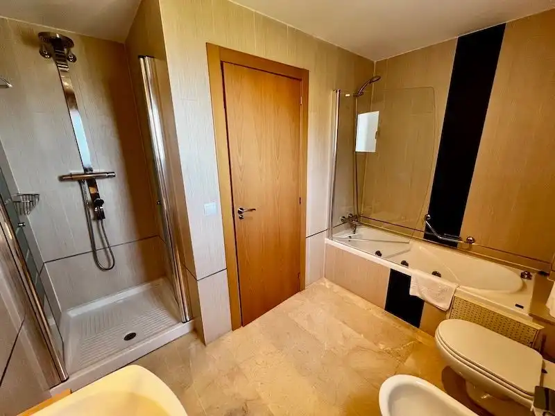 Baño de Apartamento de alquiler en Pego con Aire acondicionado, Calefacción y Terraza
