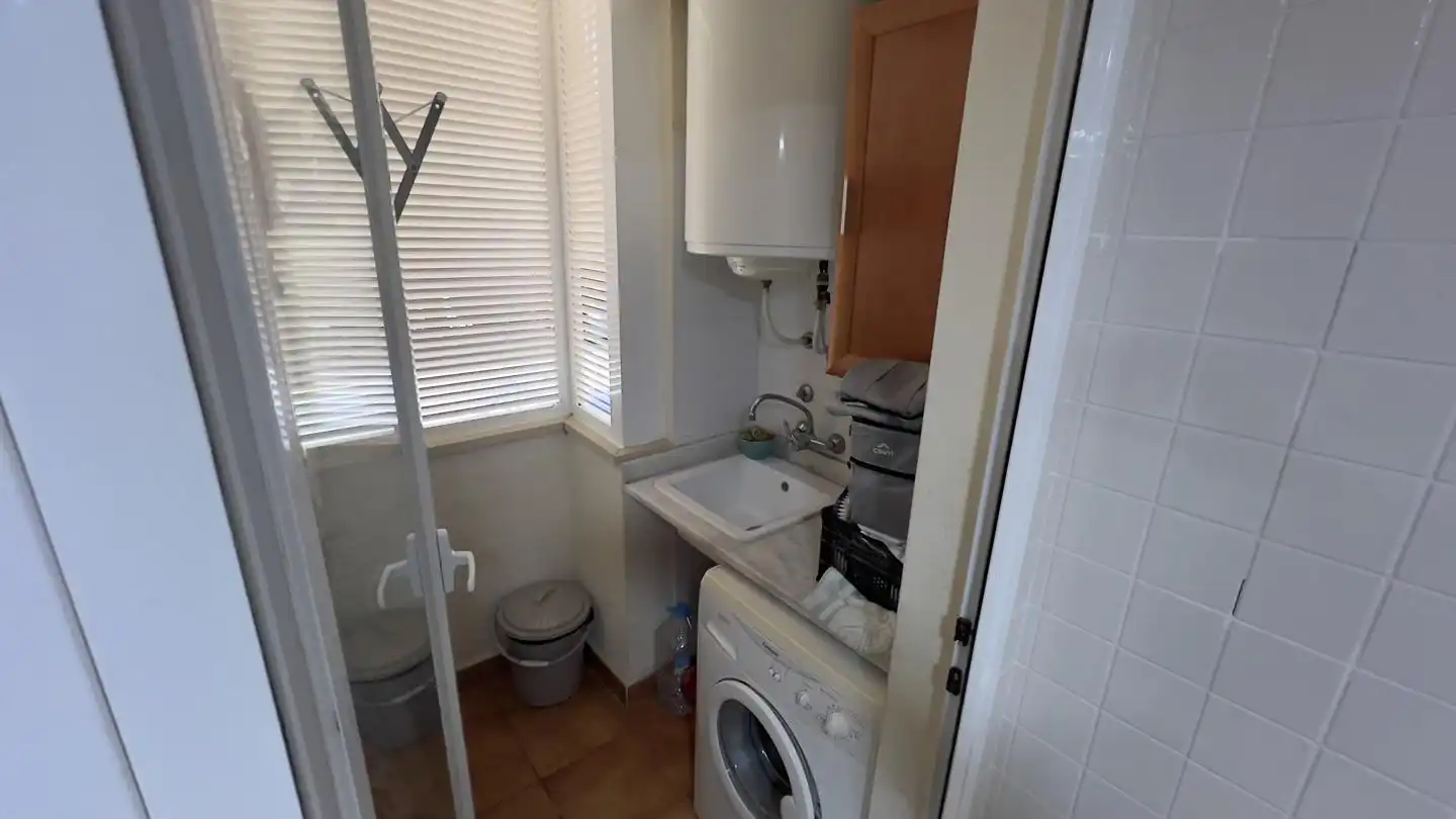 Badezimmer von Erdgeschoss zum Verkauf in Torreblanca mit Klimaanlage, Privatgarten und Terrasse