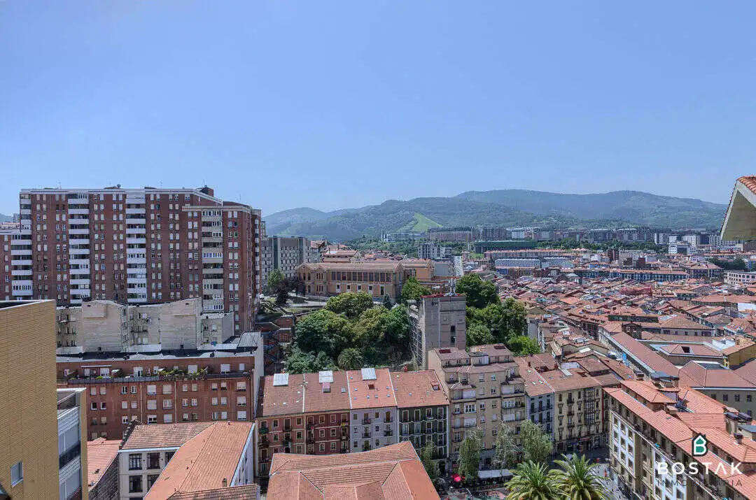 Außenansicht von Wohnung zum Verkauf in Bilbao  mit Heizung und Balkon