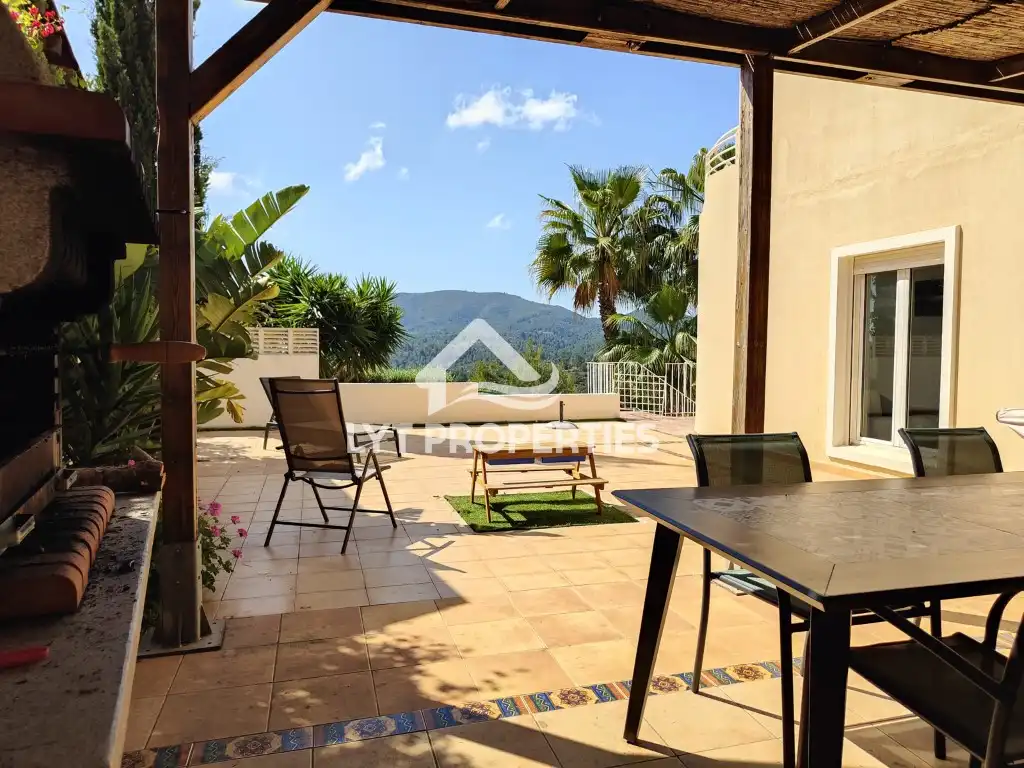 Terrasse von Einfamilien-Reihenhaus zum Verkauf in Gata de Gorgos mit Klimaanlage, Heizung und Schwimmbad