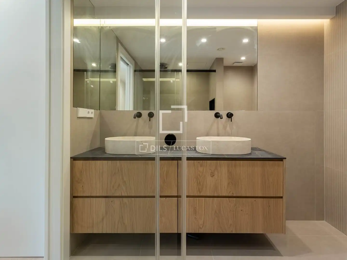 Badezimmer von Wohnung zur Miete in Barcelona mit Klimaanlage und Heizung