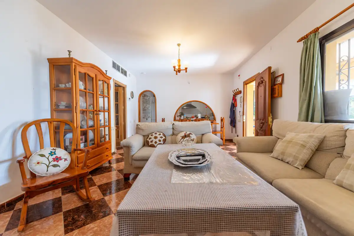 Sala de estar de Casa adosada en venta en Marbella con Aire acondicionado y Terraza