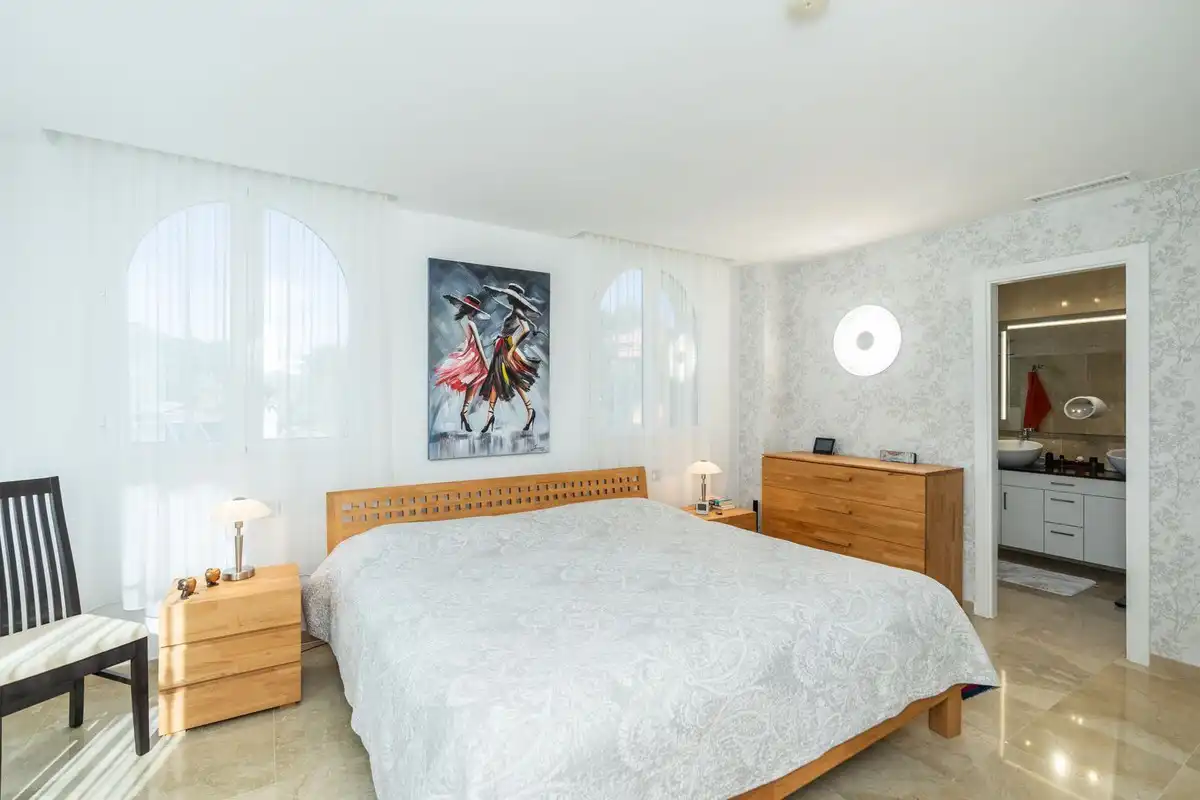Schlafzimmer von Wohnungen zum Verkauf in Benahavís mit Klimaanlage, Privatgarten und Terrasse