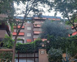 Vista exterior de Àtic en venda en  Madrid Capital amb Aire condicionat, Calefacció i Jardí privat