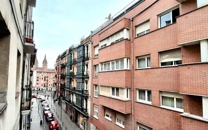 Vista exterior de Pis en venda en Bilbao  amb Calefacció, Moblat i Balcó