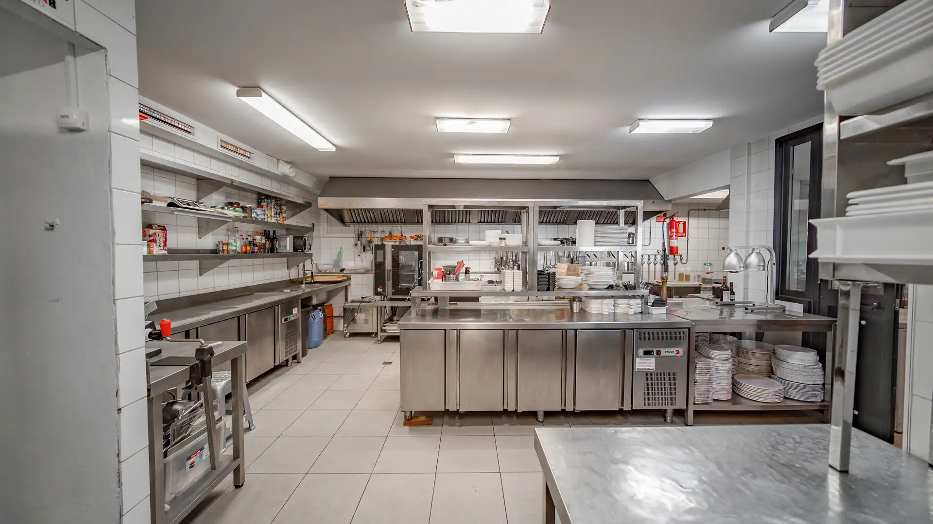 Cuina de Local de lloguer en Marbella amb Aire condicionat