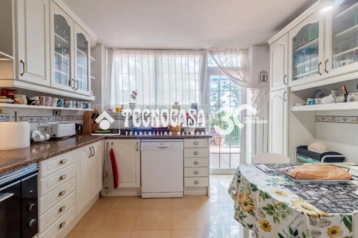 Cuina de Casa adosada en venda en Madrid amb Aire condicionat, Calefacció i Terrassa