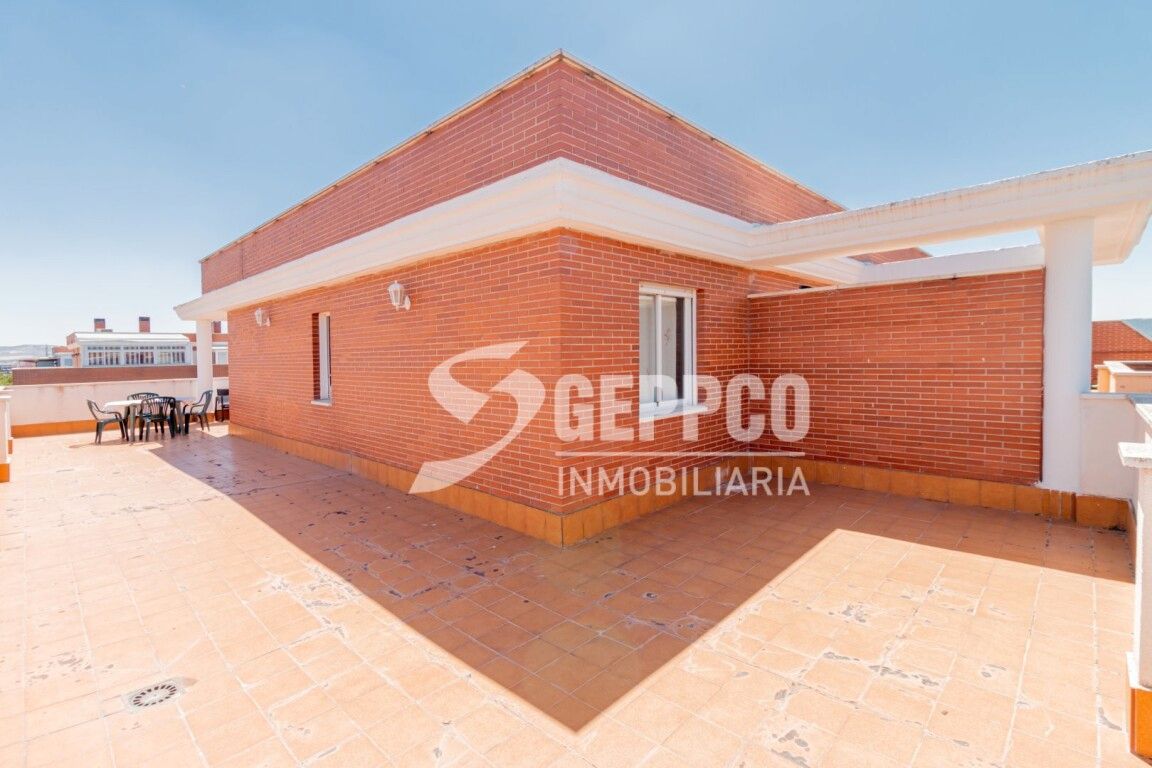 Vista exterior de Àtic en venda en Alcalá de Henares amb Calefacció, Terrassa i Traster
