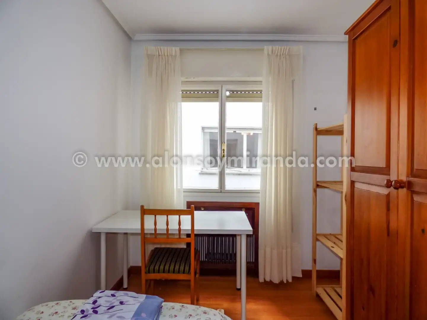 Schlafzimmer von Wohnung zur Miete in Oviedo  mit Heizung, Parkett und Möbliert