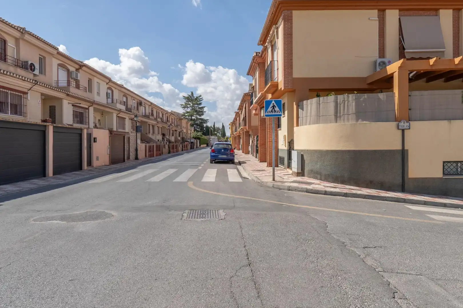 Vista exterior de Casa adosada en venda en Cájar amb Calefacció i Terrassa