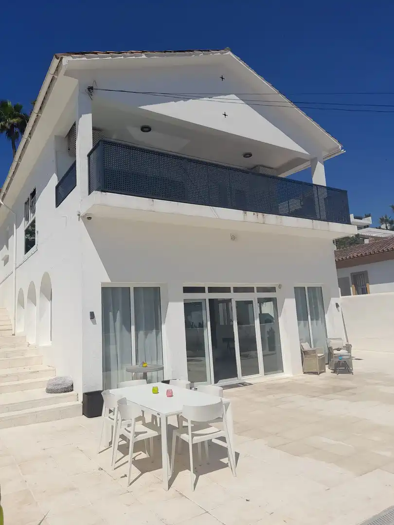 Vista exterior de Casa o xalet en venda en Marbella amb Aire condicionat, Jardí privat i Terrassa