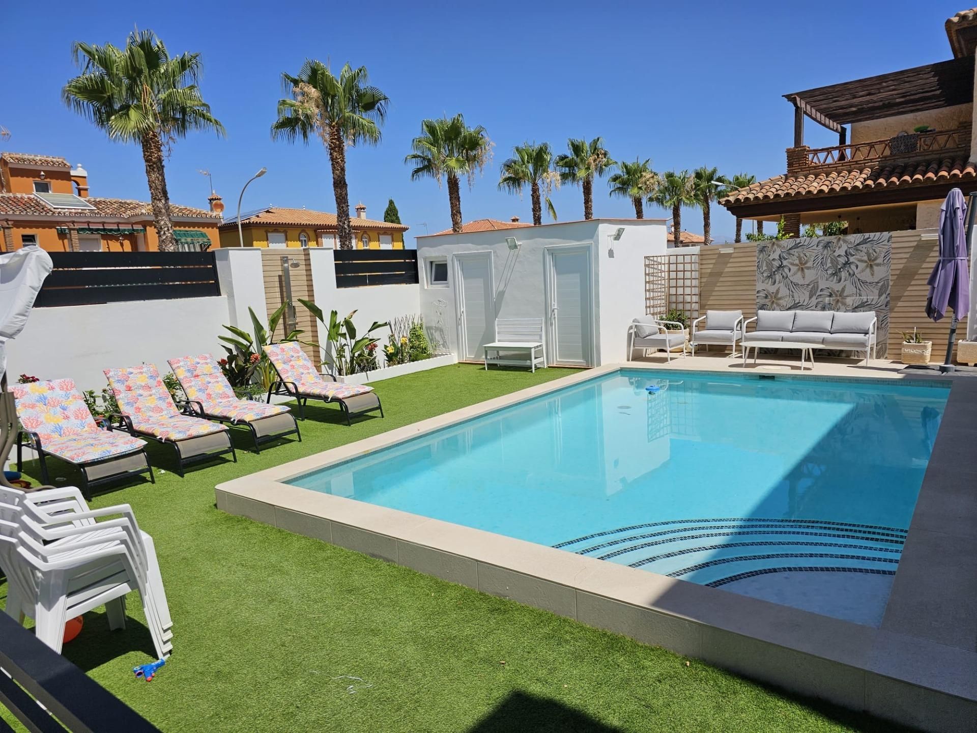 Piscina de Casa o xalet en venda en Alhaurín de la Torre amb Aire condicionat, Jardí privat i Terrassa