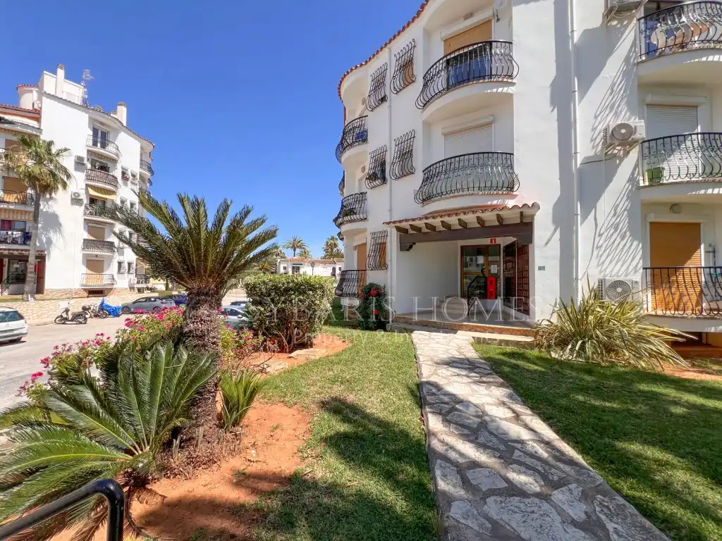 Vista exterior de Apartamento de alquiler en Dénia con Aire acondicionado, Jardín privado y Piscina